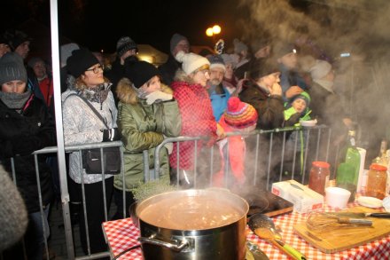 Uczestnicy w oczekiwaniu na degustację